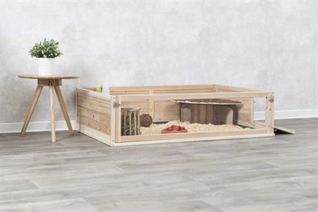 Innehage, marsvin, trä/plast, 114 × 30 × 74 cm